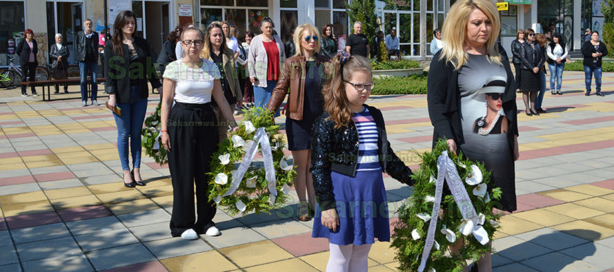 С венци, стихове и слово бе отбелязан Денят на Ботев в Тополовград