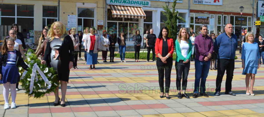 Венци и слово за Деня на Ботев в Тополовград