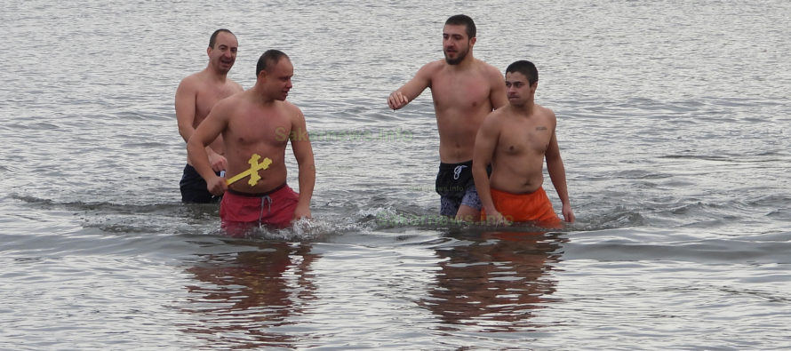 Дамян Костадинов спаси кръста на Богоявление в Свиленград