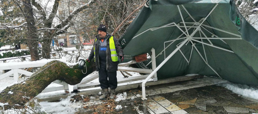 Заради снега 25 села останаха без ток