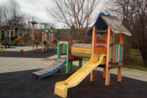 Детска площадка в парка се нуждае от ремонт