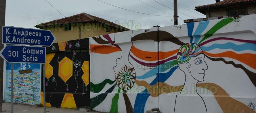 Художници изрисуваха панелите на ромски квартал