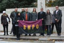 Кандидат президентската двойка на ВМРО постави цветя пред паметник на загиналите за свободата