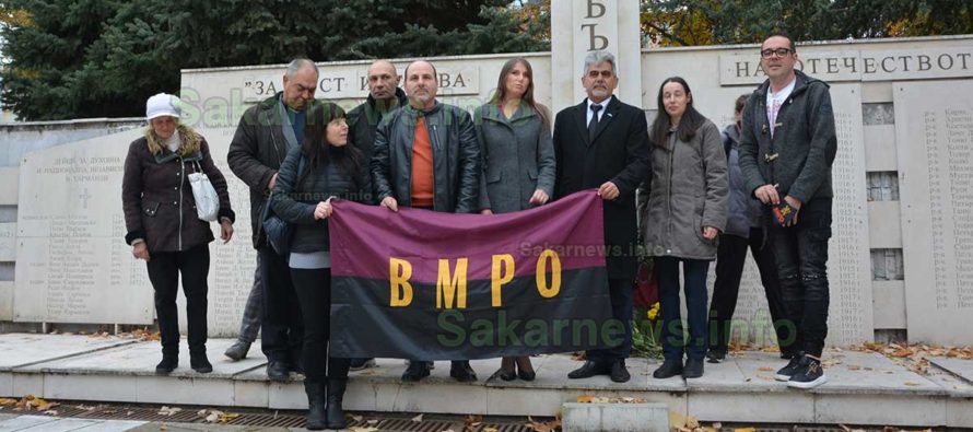 Кандидат президентската двойка на ВМРО постави цветя пред паметник на загиналите за свободата
