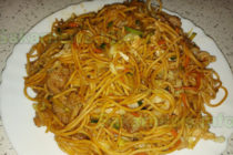 Спагети по китайски със зеленчуци и пилешко филе