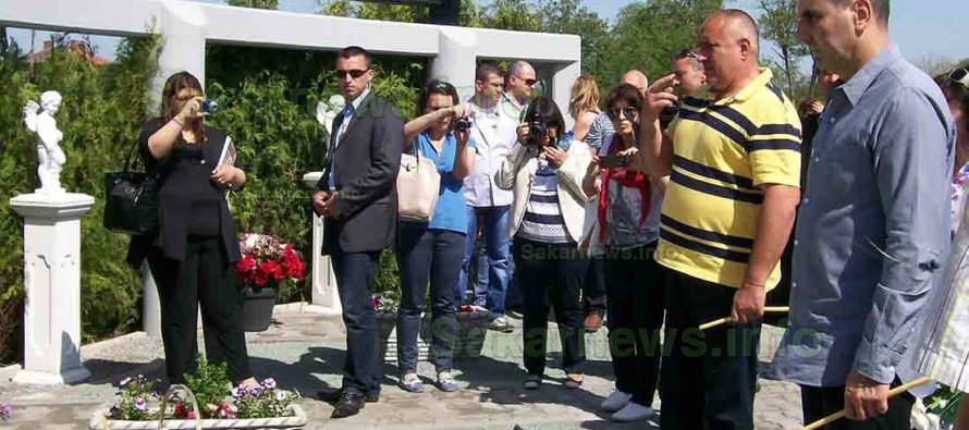 Бойко и Цветанов поставиха цветя на мемориала в Симеоновград