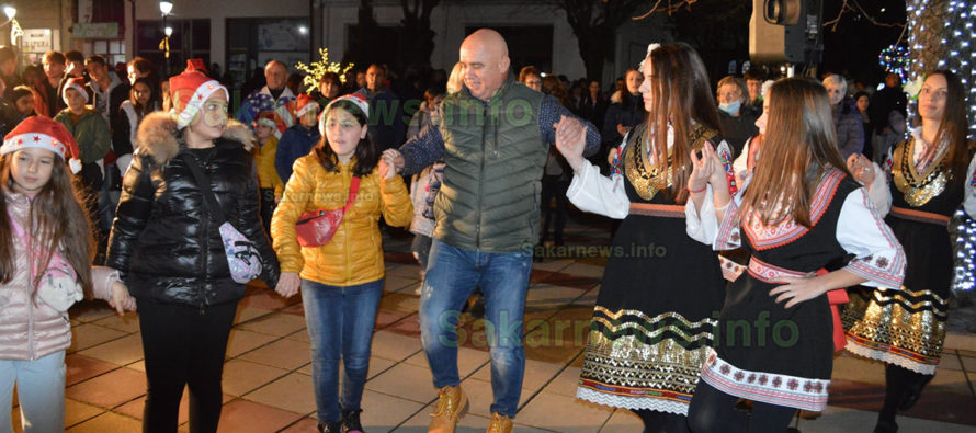 „Пламнаха“ светлините на Коледното дръвче в Тополовград