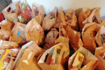 Над 200 човека бяха зарадвани с пакети от храмовете в Харманли
