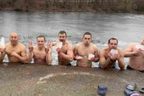 35 години мъже се къпят в замръзнал язовир, за да спазват традиция