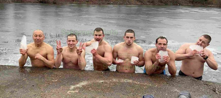 35 години мъже се къпят в замръзнал язовир, за да спазват традиция