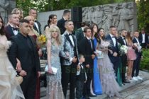 Слънце и блясък на абитуриенти озариха червения килим