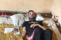 Младеж в критично състояние се нуждае от медицинска помощ и жилище