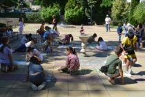 В Тополовград деца рисуват с тебешири