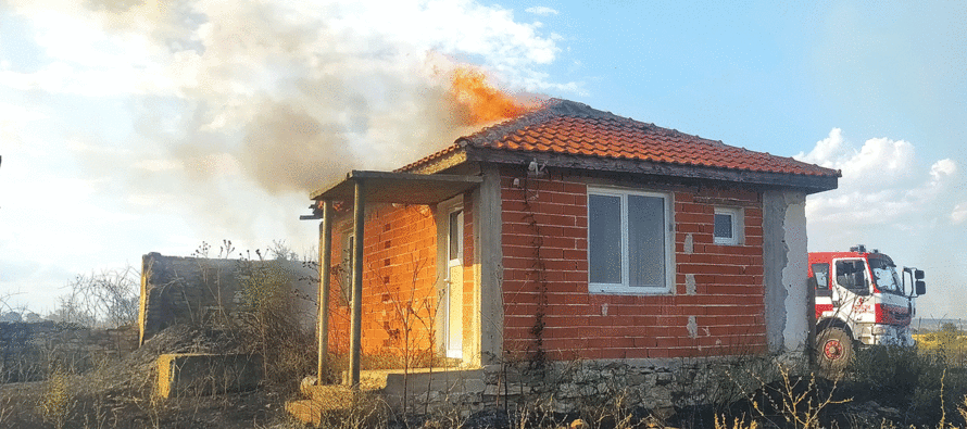 Пожар в с. Присадец изгори къщи