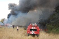 Вятър два дни разпалва в три общини няколко пожара едновременно