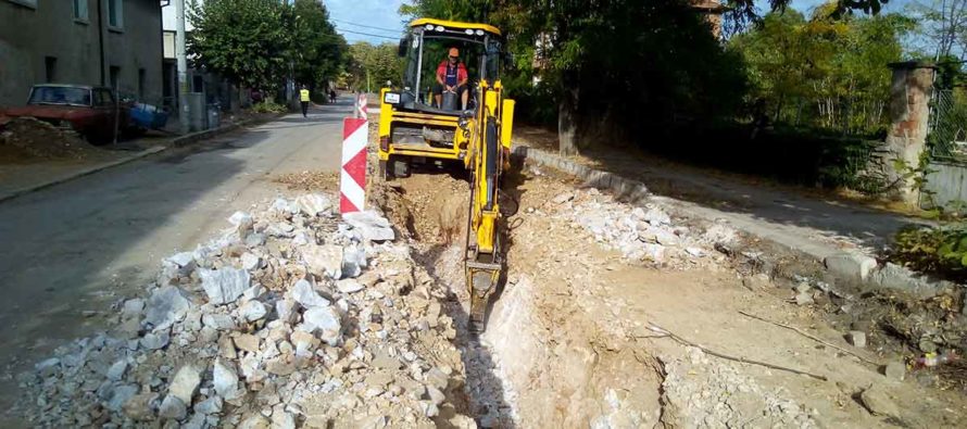 Смяната на водопровода по ул. „България“ започна