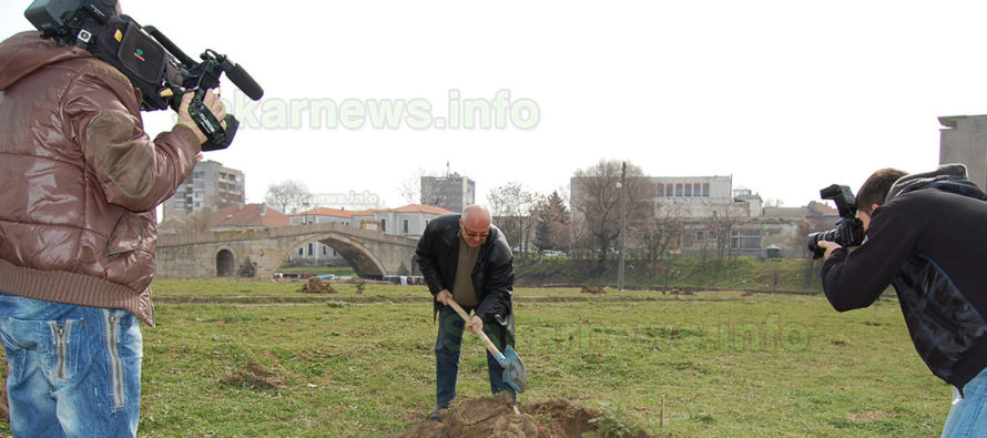 Служители и ученици откликнаха на инициативата на общината да засадят 500 дръвчета