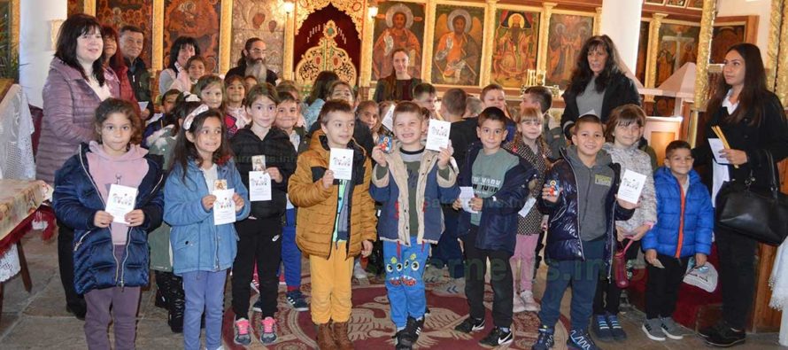 Първокласници и пенсионери празнуваха Деня на християнското семейство в Тополовград