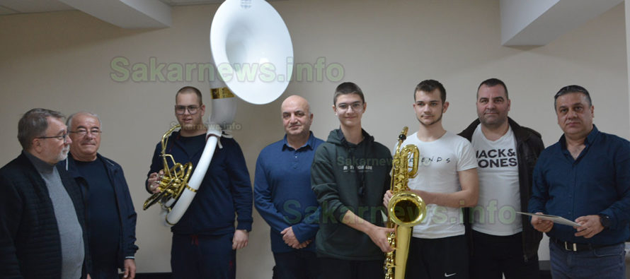 Млади музиканти получиха инструменти от свиленградските ротарианци