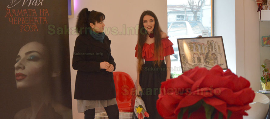 „Дамата с червената роза“ се появи в Арт галерията на Свиленград