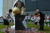 Стоичков днес откри в Харманли пластика, посветена на успехите му във футбола