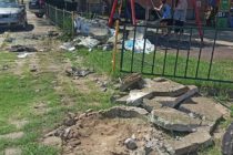 Лека кола разби бетонно съоръжение до детска площадка