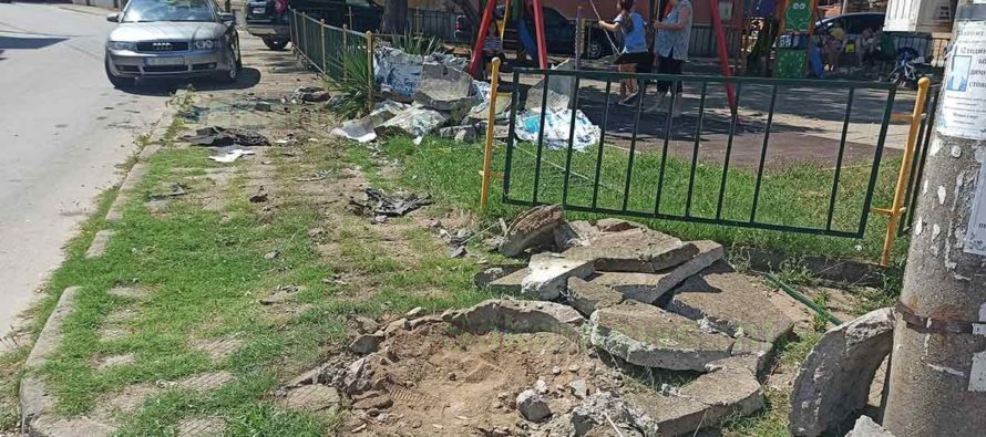 Лека кола разби бетонно съоръжение до детска площадка