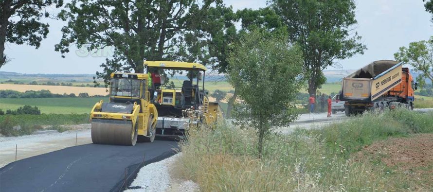 Започна асфалтирането на част от пътя за Стара Загора