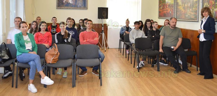 Ученици се запознаха с работата на ОИК – Тополовград