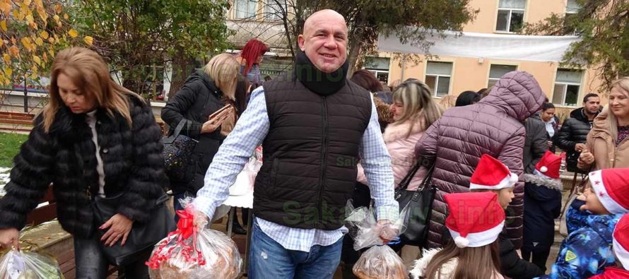 Коледният благотворителен базар в Тополовград събра 1557 лева