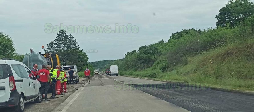 Работници ремонтират Път I-8 Харманли – Хасково
