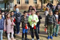 Децата на Тополовград закичиха с мартеници дърветата в Градската градина