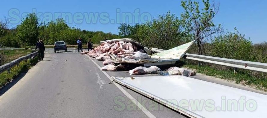 Камион с 20 т. месо се обърна на входа на Тополовград