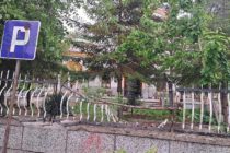 Кой ще поправи оградата на църквата в Тополовград?