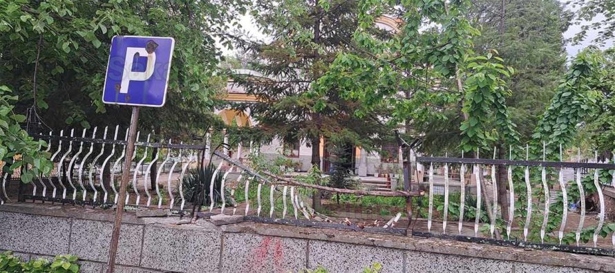 Кой ще поправи оградата на църквата в Тополовград?