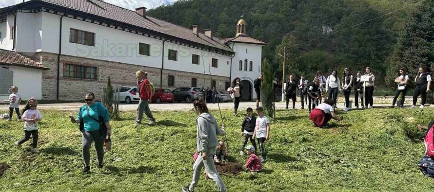 В Седмицата на гората танцьори засадиха дръвчета край „Св. Троица“